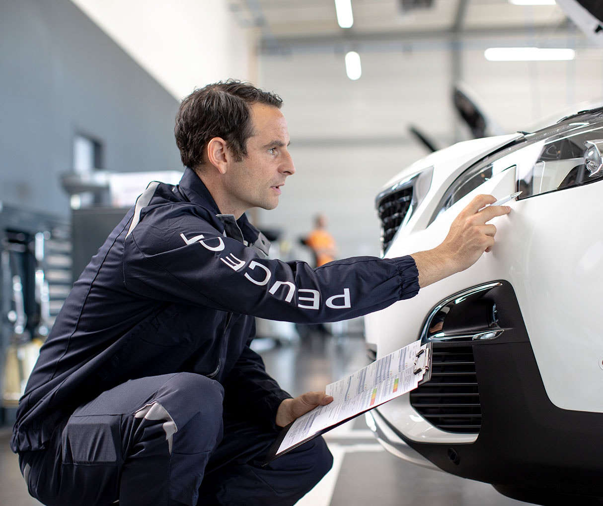Майстер оглядає автомобіль Peugeot 2008