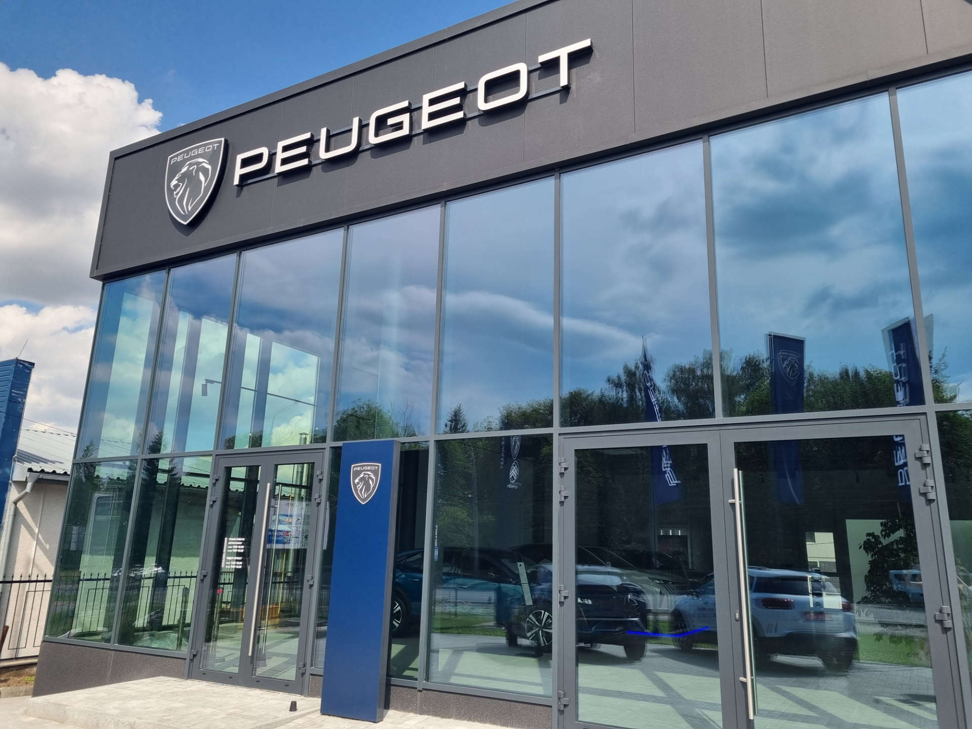 Фасад автоцентру Peugeot «Автопалац Тернопіль»
